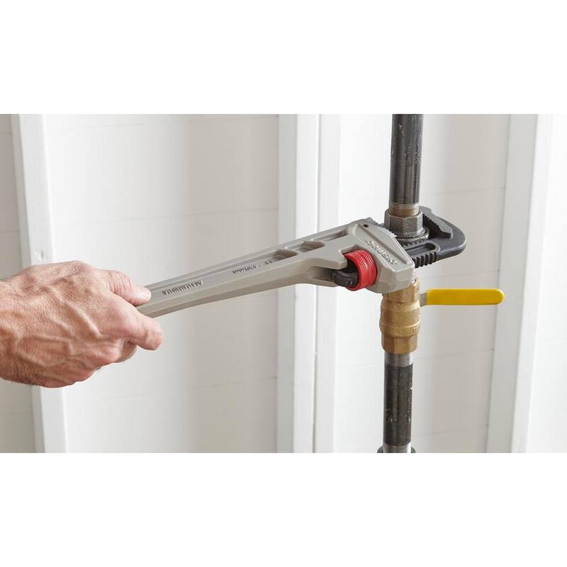 Husky 14 in. Aluminum Pipe Wrench with 1-1/2 in. Jaw Capacity - WG-40A-14AL