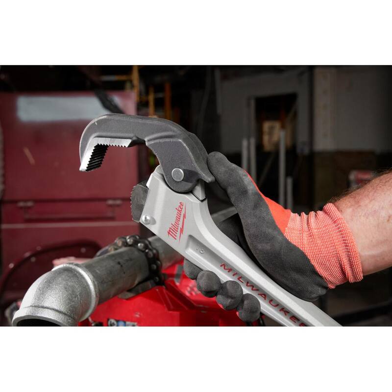 Llave de tubo de aluminio autoajustable de 18 pulgadas de Milwaukee - 48-22-7418
