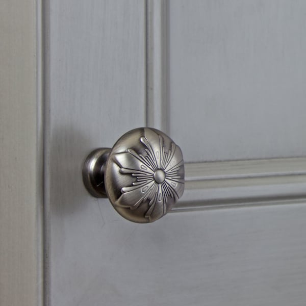 Gliderite Hardware 1-1/8 in. Transitional Round Snowflake Cabinet knob - 87420-P, 5PK - 87420-P-5