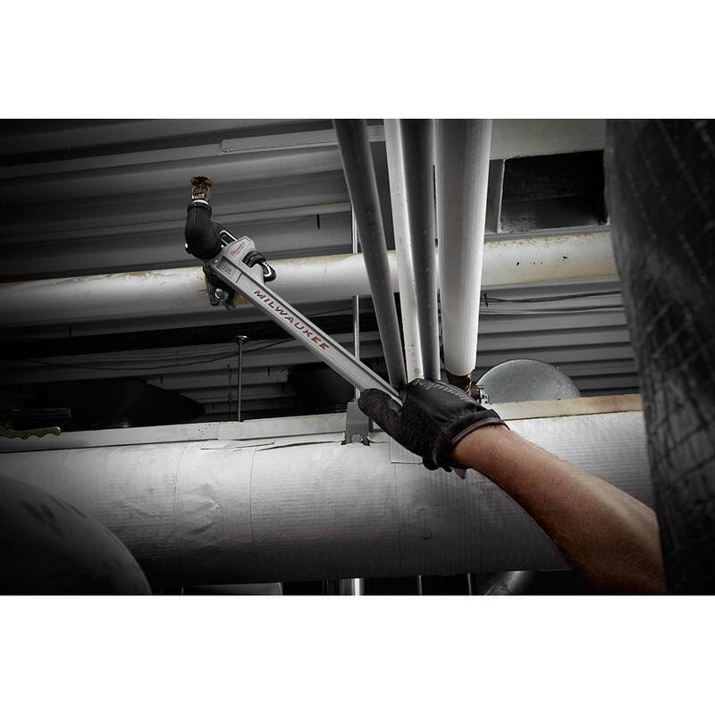 Llave para tubo de aluminio de 10 pulgadas de Milwaukee con mango POWERLENGTH con llave para tubo de aluminio de 14 pulgadas - 48-22-7213-48-22-7184.