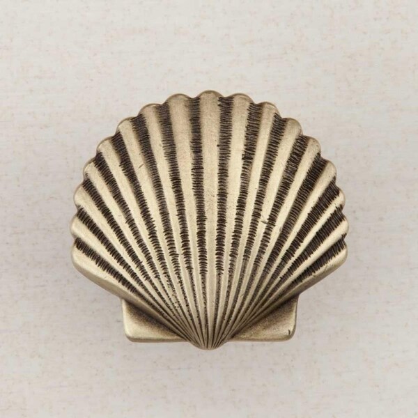 Acorn Mfg Acorn Manufacturing DPAAP Artisan Collection Small Scallop Knob; Antique Brass - DPAAP