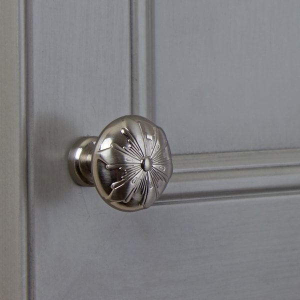 Gliderite Hardware 1-1/8 in. Transitional Round Snowflake Cabinet knob - 87420-SN, 5PK - 87420-SN-5