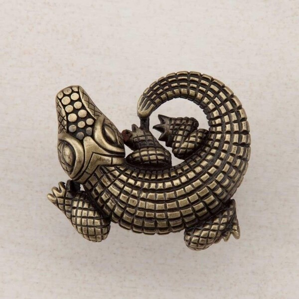 Acorn Mfg Artisan Collection Alligator Knob, Antique Brass - DPMAP