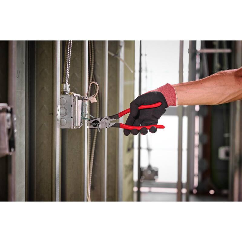 Milwaukee 9 in. Lineman's Pliers with Fish Tape Puller and Dipped Grip - MT500