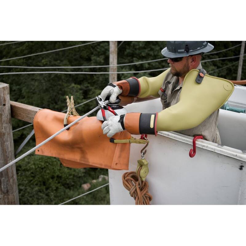 Milwaukee 9 in. Lineman's Pliers with Thread Cleaner / Fish Tape Puller and Comfort Grip - MT550T