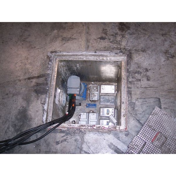 Hubbell IEC Pin and Sleeve Receptacle, 100A, 208V - HBL5100R9W