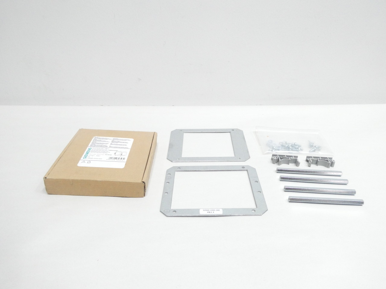 SIEMENS 7KM9900-0XA00-0AA0 SENTRON PAC TMP 2 MOUNTING ADAPTER OPERATOR INTERFACE PANELS PARTS AND ACCESSORY