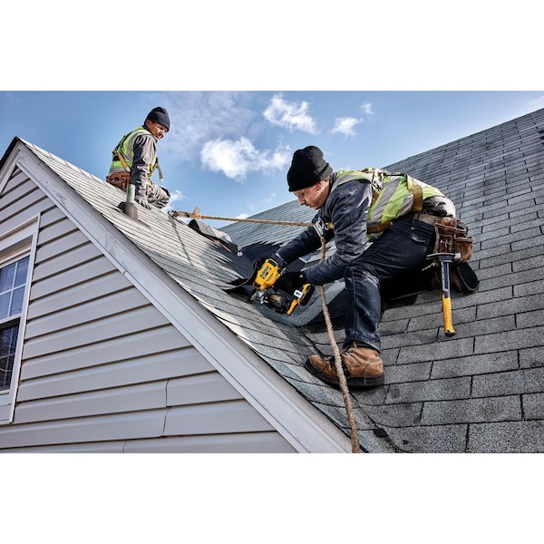 Dewalt 20V MAX* 15 degree Cordless Coil Roofing Nailer Kit - DCN45RND1