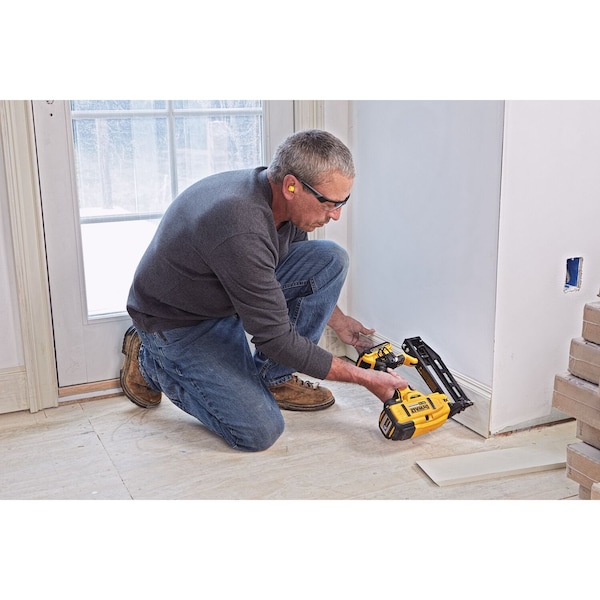 Dewalt 20V MAX* XR 16 GA Cordless Straight Finish Nailer (Tool Only) - DCN662B
