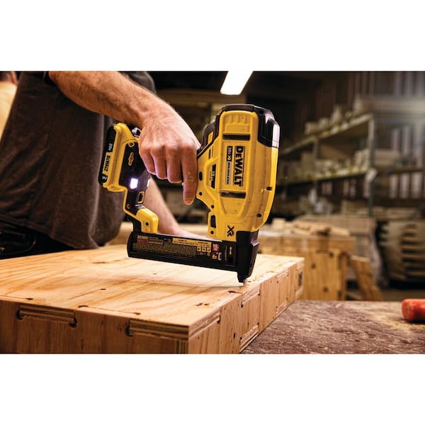 Dewalt 20V MAX* XR(R) 18 GA Cordless Narrow Crown Stapler Kit - DCN681D1