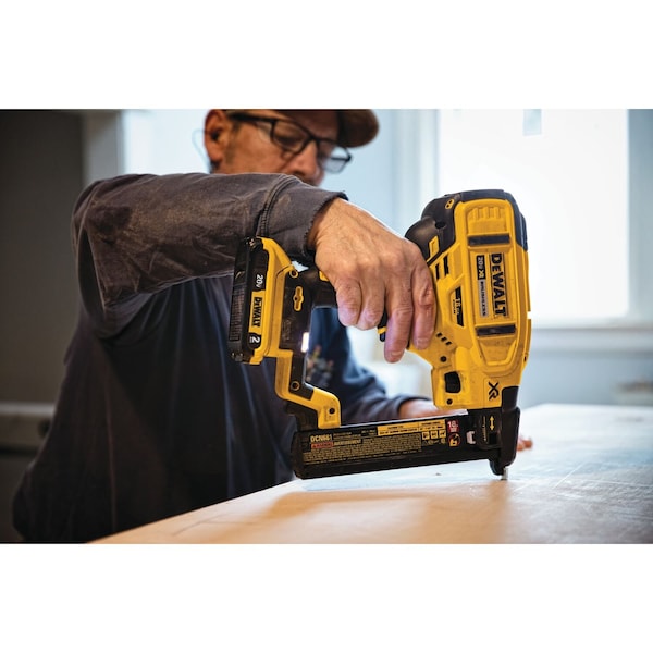 Dewalt 20V MAX* XR(R) 18 GA Cordless Narrow Crown Stapler Kit - DCN681D1