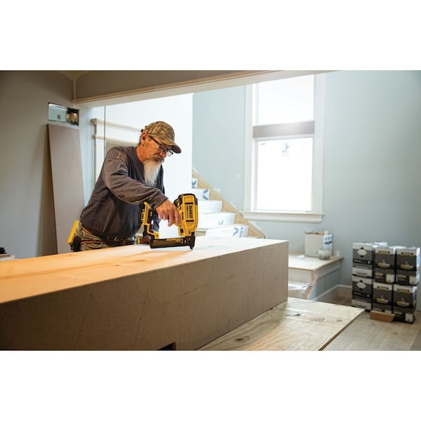 Dewalt 20V MAX* XR(R) 18 GA Cordless Narrow Crown Stapler Kit - DCN681D1