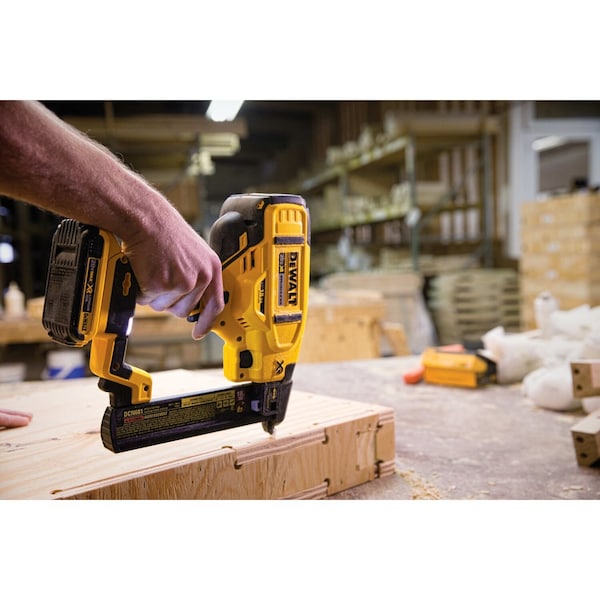 Dewalt 20V MAX* XR(R) 18 GA Cordless Narrow Crown Stapler Kit - DCN681D1