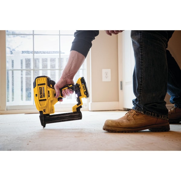 Dewalt 20V MAX* XR(R) 18 GA Cordless Narrow Crown Stapler Kit - DCN681D1
