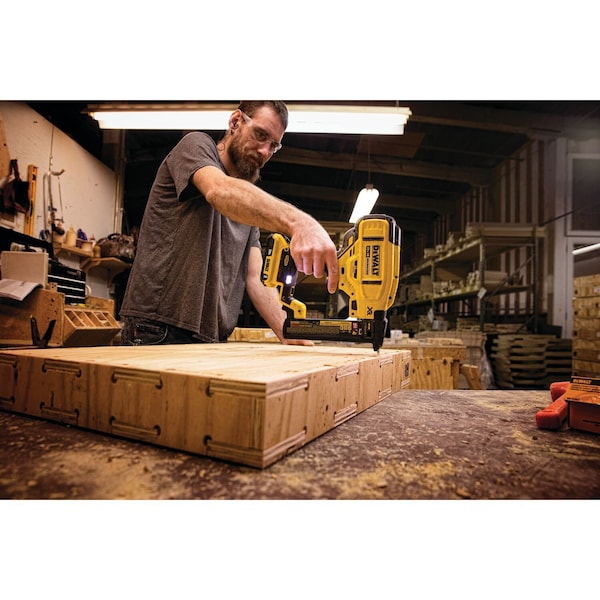 Dewalt 20V MAX* XR(R) 18 GA Cordless Narrow Crown Stapler Kit - DCN681D1
