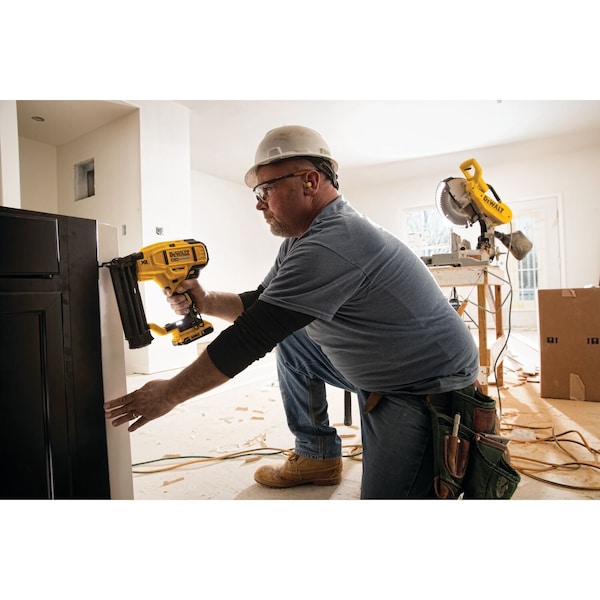 Dewalt 20V MAX* XR(R) 18 GA Cordless Brad Nailer Kit - DCN680D1