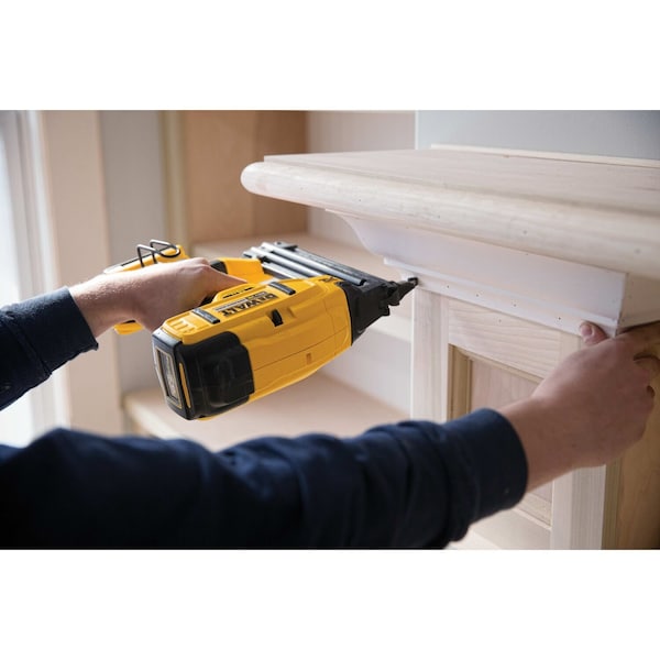 Dewalt 20V MAX* XR(R) 18 GA Cordless Brad Nailer Kit - DCN680D1