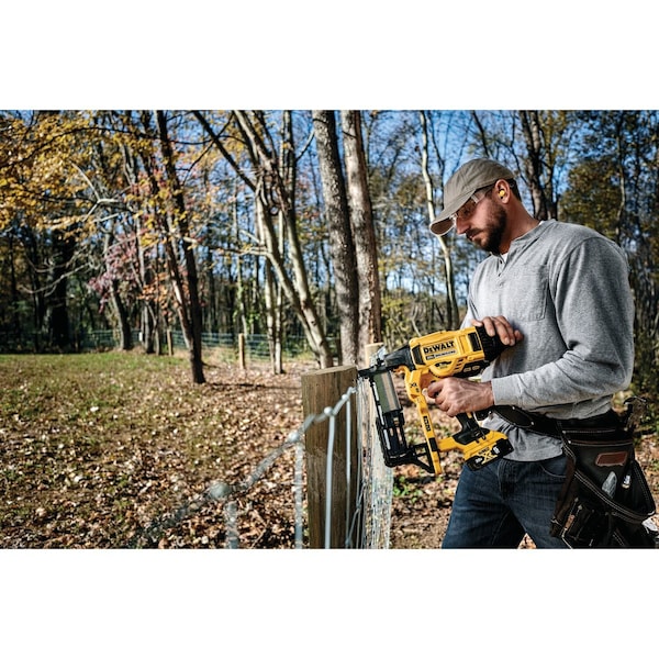 Dewalt 20V MAX* XR 9 GA Cordless Fencing Stapler (Tool only) - DCFS950B