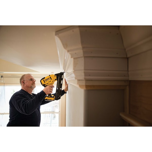 Dewalt 20V MAX* XR(R) 15 GA Cordless Angled Finish Nailer (Tool Only) - DCN650B