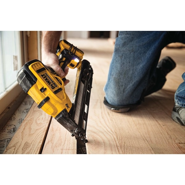 Dewalt 20V MAX* XR(R) 15 GA Cordless Angled Finish Nailer (Tool Only) - DCN650B