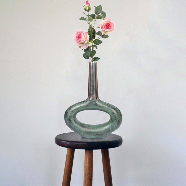 Uniquewise Decorative Antique Aluminium-Casted Table Centerpiece Flower Vase, Two Tone Patina Green 19.25 Inch - QI004133