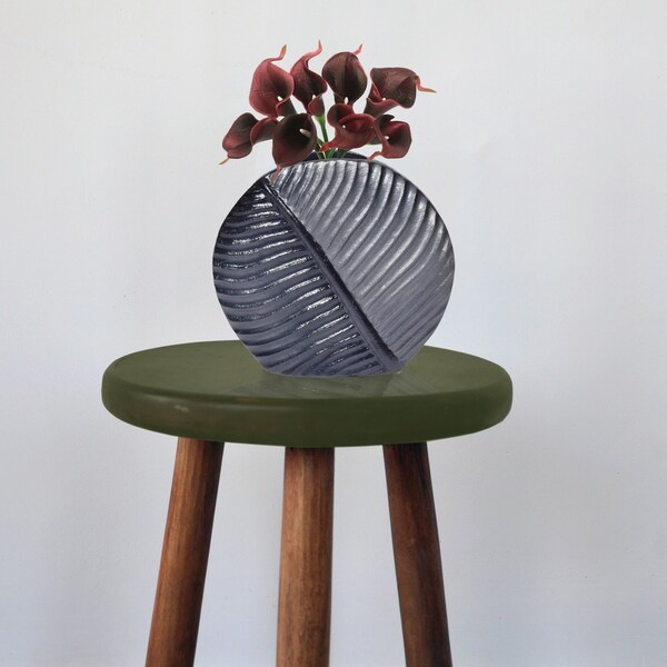Uniquewise Aluminium-Casted Leaf Shaped Centerpiece Flower Table Vase, Two Tone Grey 7.5 Inch - QI004131