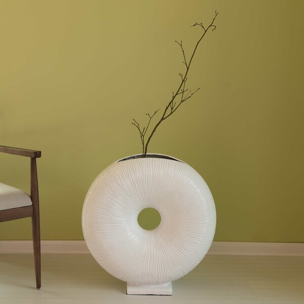 Uniquewise White Modern Round Flat Doughnut Hole Vase - QI004001.WT
