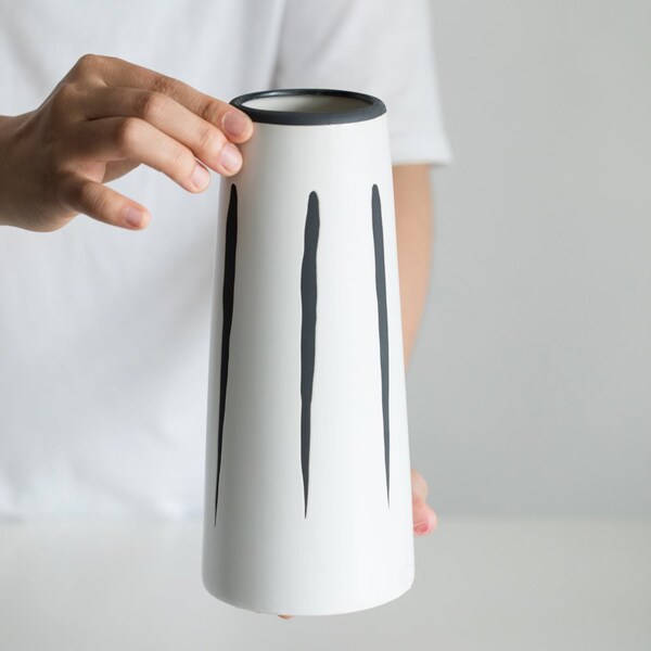 Fabulaxe 9.5 H Ceramic Modern Painted Brushstrokes Tapered Flower Table Vase, Black and White - QI004060.L