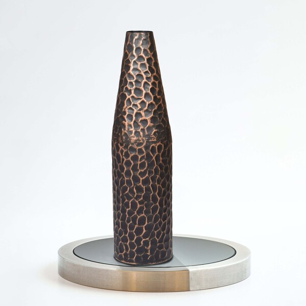Uniquewise Hammered Metal Decorative Centerpiece Flower Table Vase Two Tone Black and Copper 18 Inch - QI004130.S