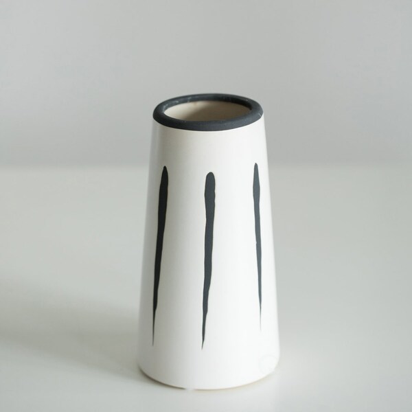Fabulaxe 7 H Ceramic Modern Painted Brushstrokes Tapered Flower Table Vase, Black and White - QI004060.M