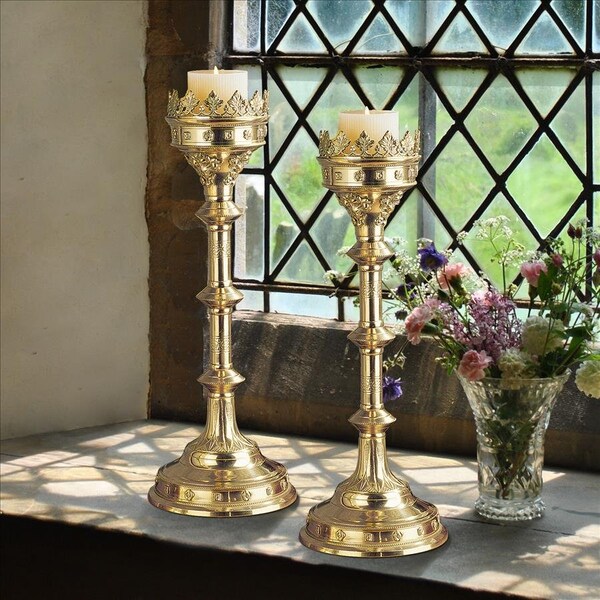 Design Toscano Chartres Cathedral Gothic Candlesticks: Set of Two Grande - TE91038