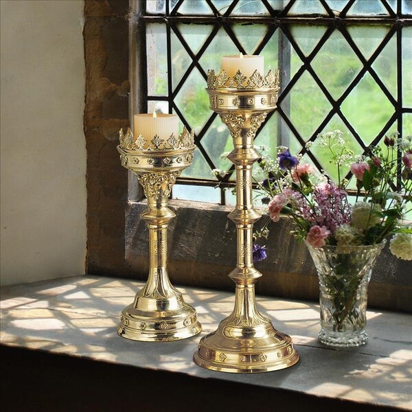 Design Toscano Chartres Cathedral Gothic Candlesticks: Set of Two Estate - TV999798