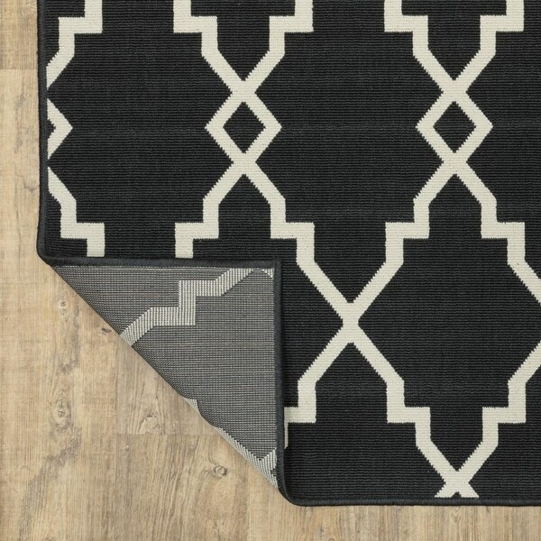 Homeroots 4 x 6 ft. Black & Ivory Trellis Indoor & Outdoor Area Rug - 389532