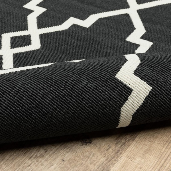 Homeroots 4 x 6 ft. Black & Ivory Trellis Indoor & Outdoor Area Rug - 389532