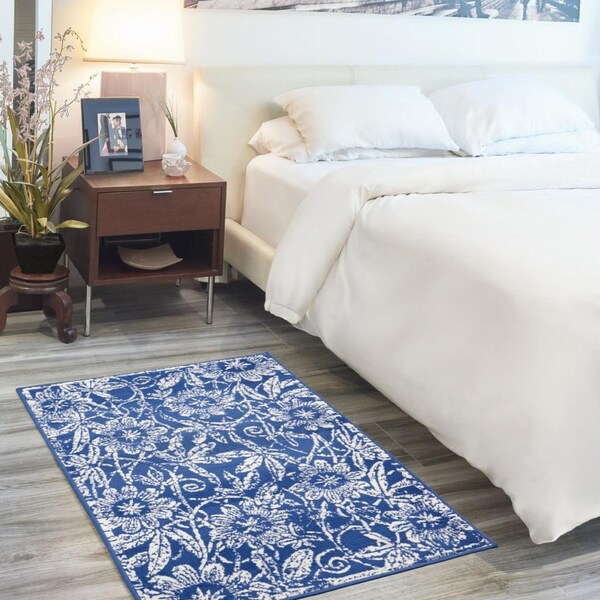 Homeroots 5 x 7 ft. Navy & Ivory Floral Vines Area Rug - 385848