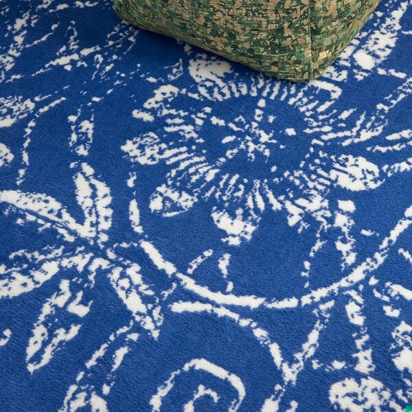 Homeroots 5 x 7 ft. Navy & Ivory Floral Vines Area Rug - 385848