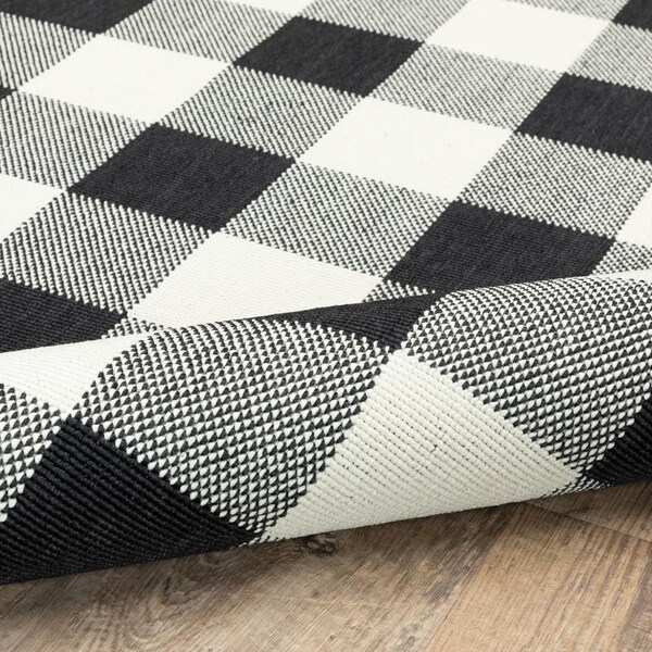 Homeroots 2 x 8 ft. Black & Ivory Gingham Indoor & Outdoor Runner Rug - 389517
