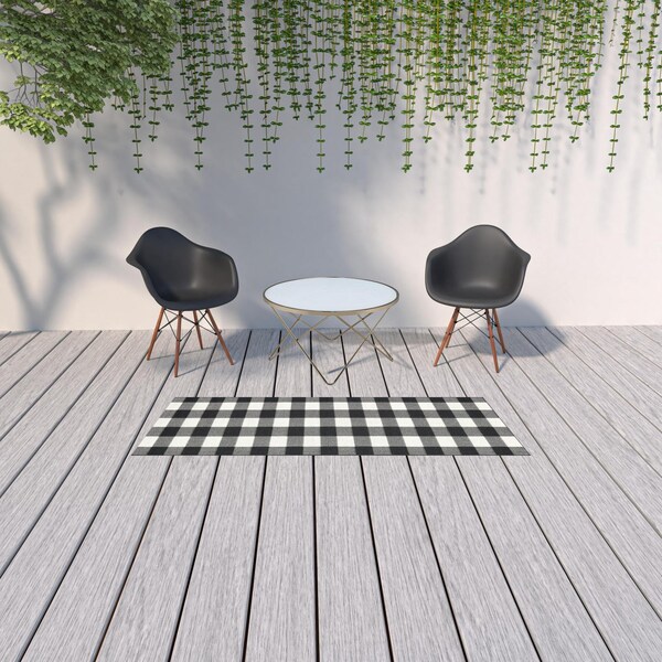 Homeroots 2 x 8 ft. Black & Ivory Gingham Indoor & Outdoor Runner Rug - 389517