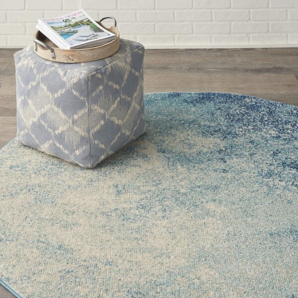 Homeroots 5 ft. Round Light Blue & Ivory Abstract Sky Area Rug - 385370