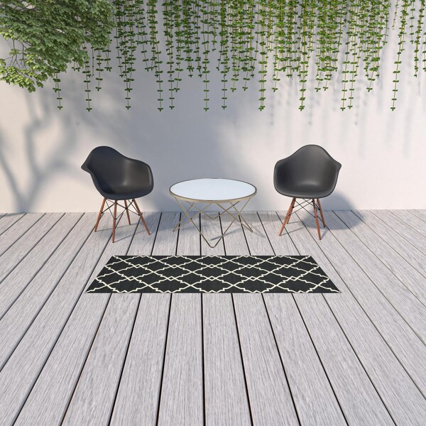 Homeroots 2 x 8 ft. Black & Ivory Trellis Indoor & Outdoor Runner Rug - 389531