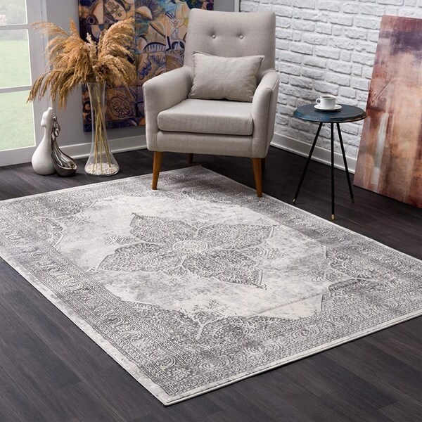 Homeroots 4 x 6 ft. Gray Distressed Medallion Area Rug - 390085