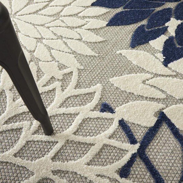 Homeroots 4 x 6 ft. Ivory & Navy Indoor & Outdoor Area Rug - 384831