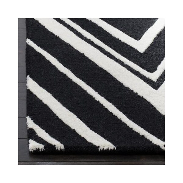 Safavieh Cambridge Hand Tufted Rectangle Rug- Black - Ivory- 2 ft. 6 in. x 4 ft. - CAM711K-24