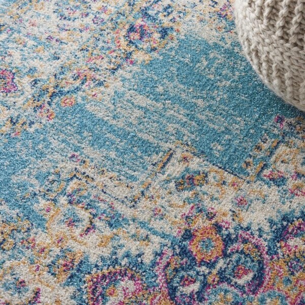 Homeroots 4 x 6 ft. Light Blue Distressed Medallion Area Rug - 385332