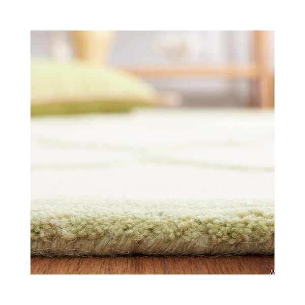 Safavieh Cambridge Hand Tufted Accent RugIvory & Light Green 2 ft.-6 in. x 4 ft. - CAM134N-24