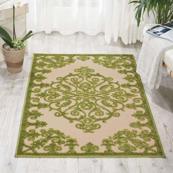 Homeroots 3 x 4 ft. Green Medallion Indoor & Outdoor Area Rug - 384736