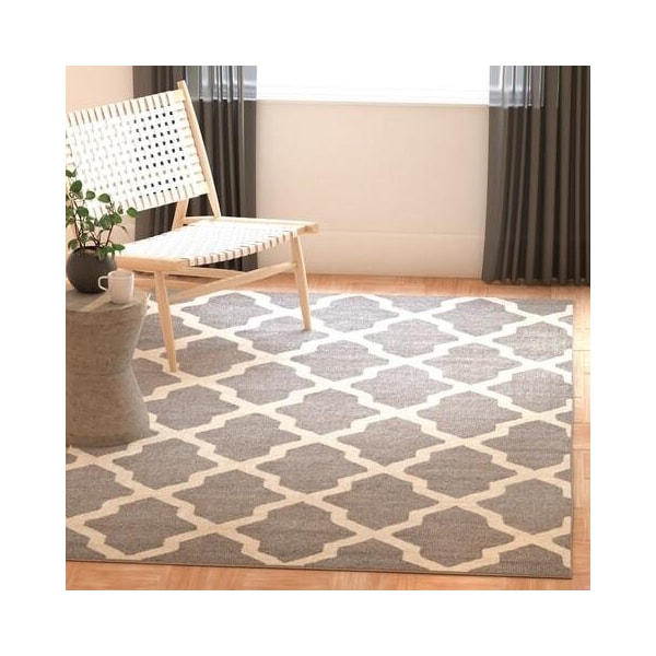 Safavieh 4 x 4 ft. Round Transitional Cambridge- Silver and Ivory Hand Tufted Rug - CAM121D-4R