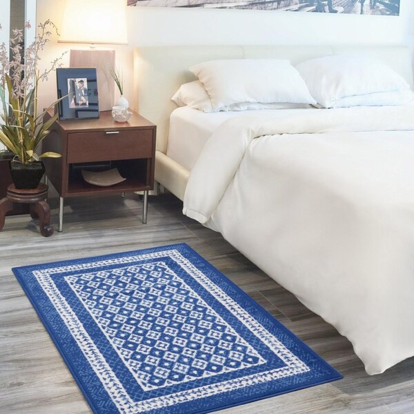 Homeroots 4 x 6 ft. Navy & Ivory Geometric Area Rug - 385883