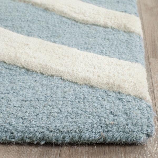 Safavieh Cambridge Hand Tufted Rectangle RugBlue & Ivory 6 x 9 ft. - CAM714B-6