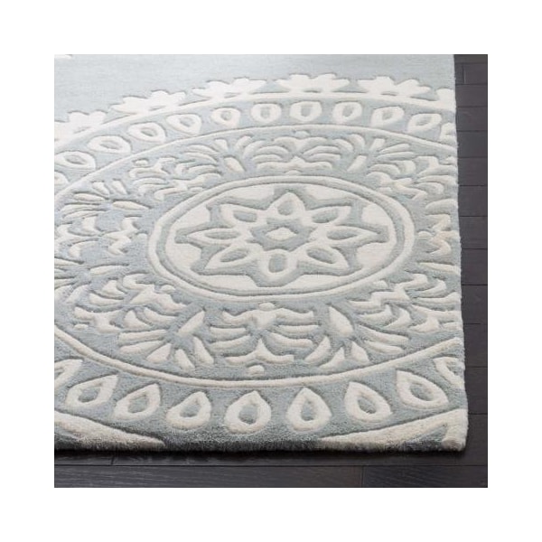 Safavieh Bella Hand Tufted Accent Rug- Grey - Ivory- 2 x 3 ft. - BEL121A-2